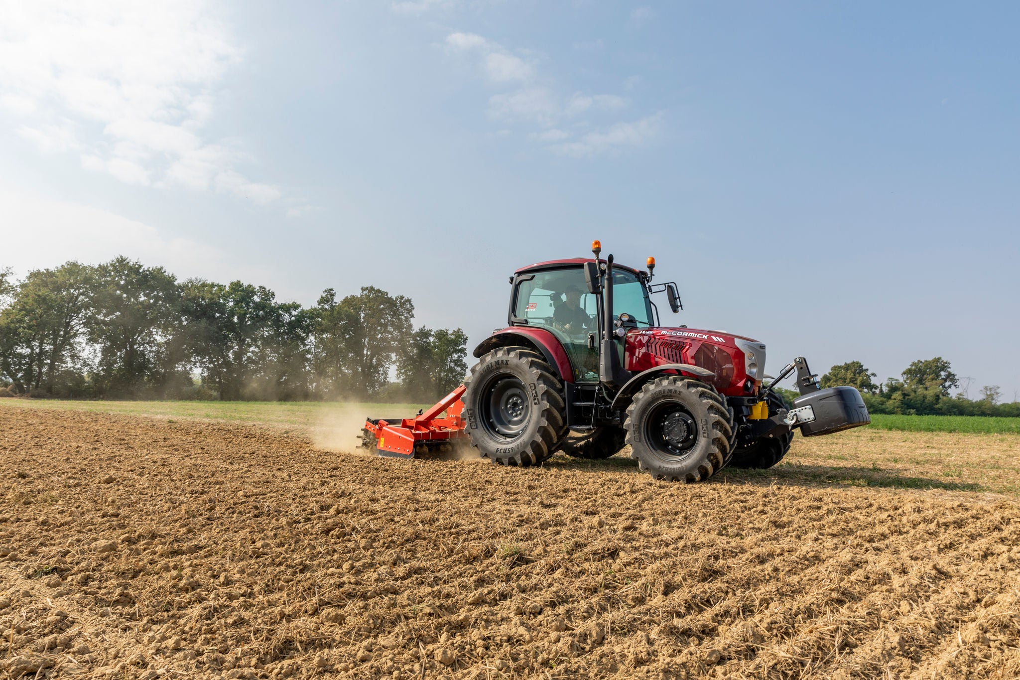 Tarım arazisinde ekipmanla çalışan McCormick traktörü